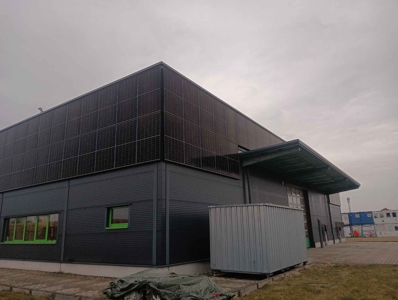 Moderne Lagerhalle mit Solarpanels